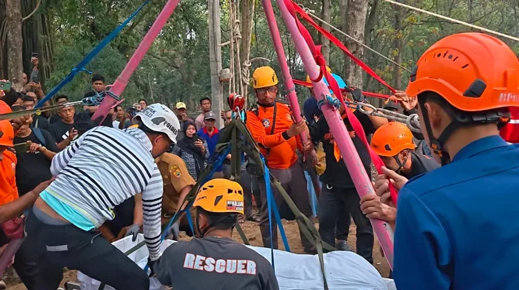 Pemakaman Jenazah Perempuan Obesitas di Sragen Gunakan Teknik Vertical Rescue