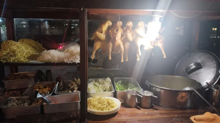Bukan Sekadar Pajangan, Ayam Digantung pada Gerobak Bakmi?