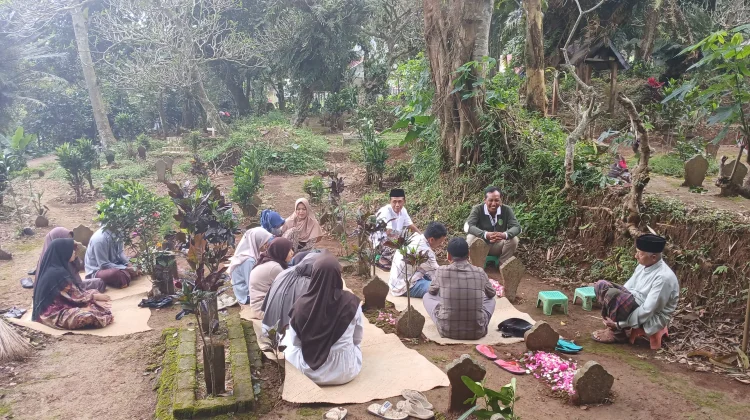 Menapak Jejak Leluhur Melalui Tradisi Ziarah Kubur yang Sarat Makna