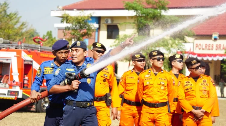 Sinergi Kuat di Lapangan Mapolres, Damkar Sragen Tunjukkan Aksi Pemadaman Super