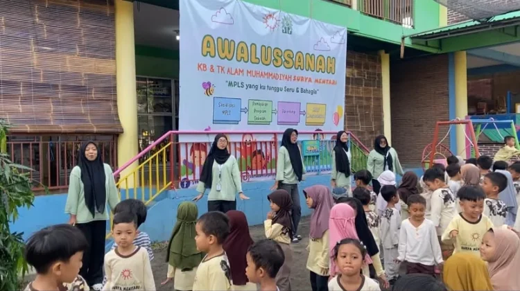 Mahasiswi PLP PG-PAUD UMS Dampingi Tradisi Stretching di KB-TK Alam Surya Mentari