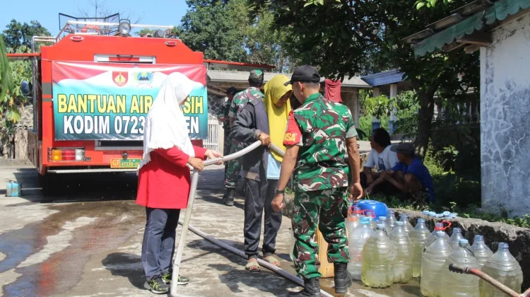 Atasi Kekeringan, Kodim Klaten Salur Air Bersih di Lereng Merapi