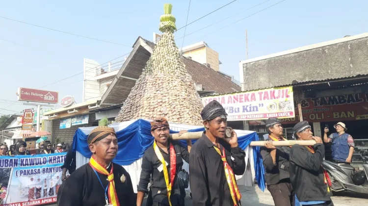 Tradisi Sebaran Apem Keong Mas Pengging, Tarik Wisatawan Boyolali