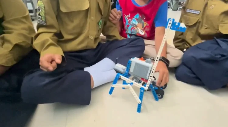 Mahasiswa PLP PGSD UMS Dampingi Ekstrakurikuler Robotik, Perkuat Pembelajaran ST