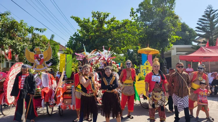 Kirab Sayuk Rukun Kamardikan Kampanyekan Pilah Sampah Warga RW 2 Banyuagung Solo