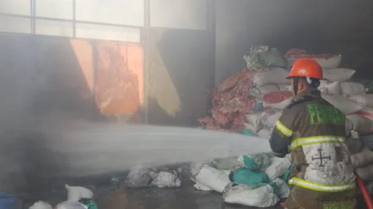 Pabrik Biji Plastik Surakarta Terbakar, Diduga karena Tersangkut Layangan