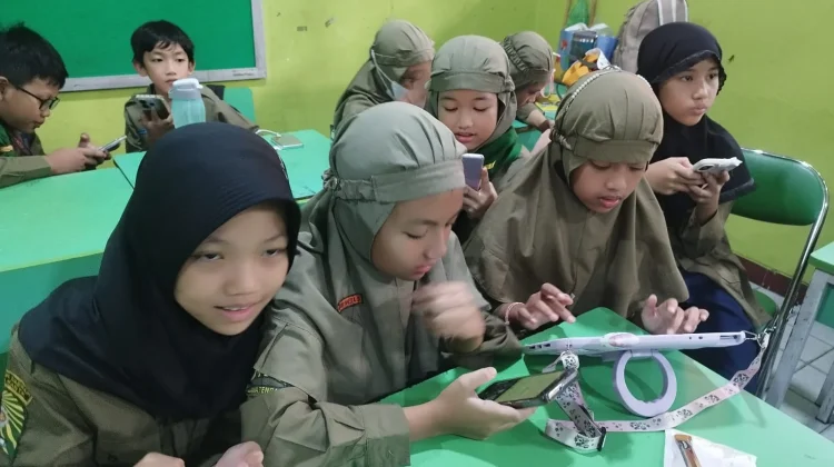 Murid SD Muhammadiyah 1 Solo Belajar Jurnalistik lewat Smartphone
