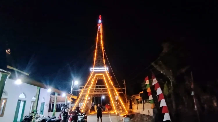 Warga Serut Sukoharjo Bangun Miniatur Eiffel Sambut Kemerdekaan