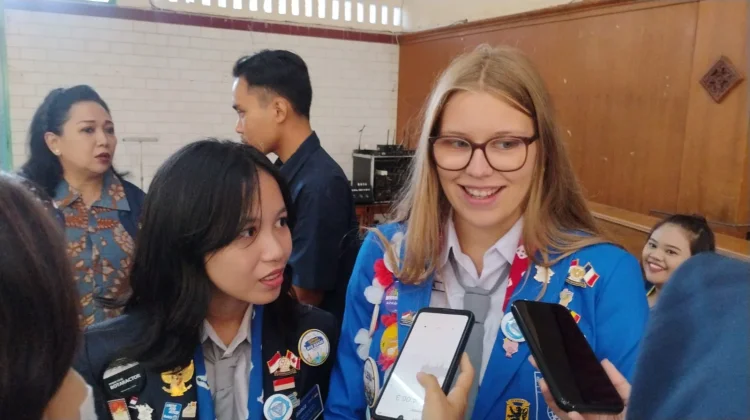 Bawa Suvenir Wayang, Siswi SMA Santo Yosef Solo Siap Belajar di Kanada