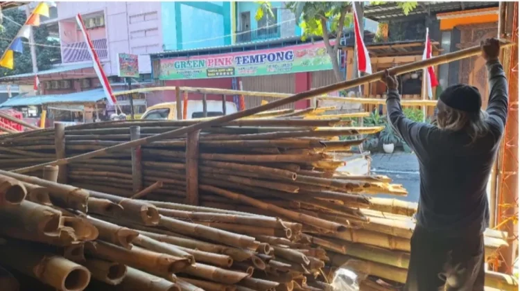 Penjualan Bambu Hias dan Bendera di Solo Lesu, Merosot Dibanding Tahun Lalu