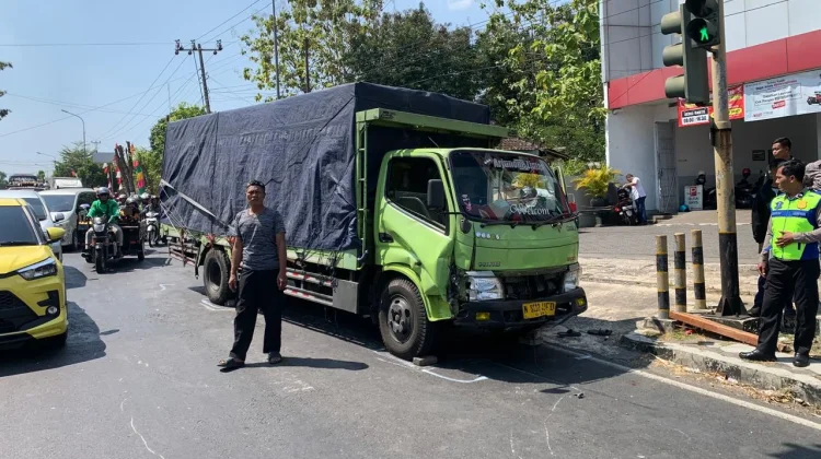 Truk Hino Hantam Dua Motor, Tiga Warga Terluka