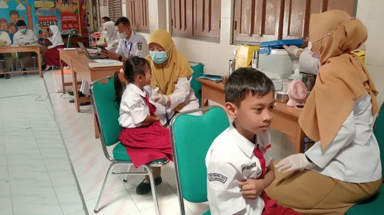 Dukung Program Imunisasi BIAS, Siswa SDN Cemara Dua Surakarta Divaksin