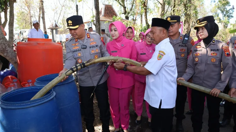 Polres Sukoharjo Salurkan 32 Ribu Liter Air Bersih ke Warga Kedungjambal