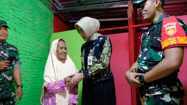 Terharu Rumahnya Dibedah TMMD, Siti Marsanah Kini Punya Toilet Sendiri