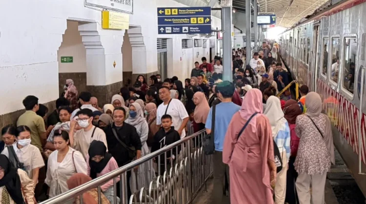 HUT ke-81 RI KAI Commuter Hadirkan Tarif Spesial 8 Rupiah di Seluruh Area Layanan