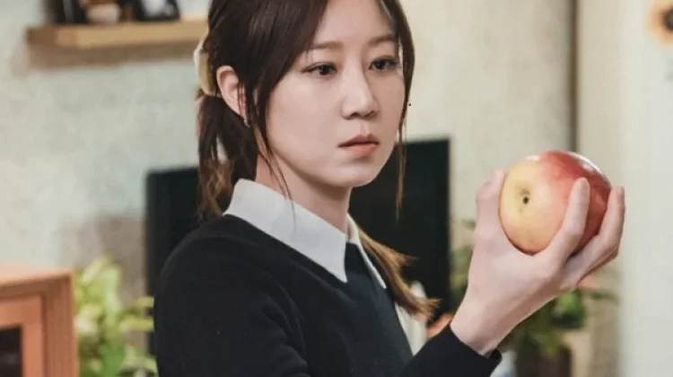 Sinopsis A Bona Fide Killer: Refleks Kong Hyo Jin Bikin Keluarga Curiga