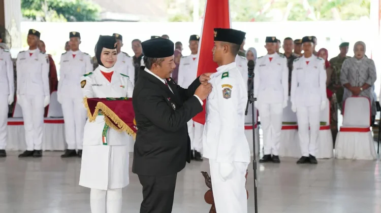 Bupati Rober Kukuhkan 76 Paskibraka Karanganyar Pengibaran HUT ke-81 RI