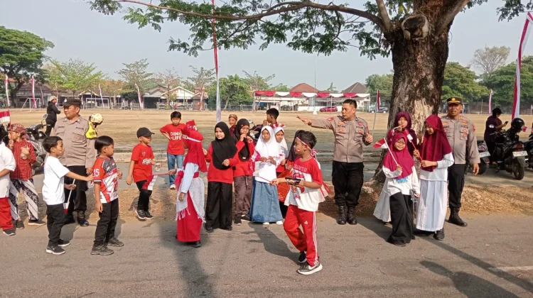 Meriahkan HUT ke-81 RI, Polsek Gondang Sragen Bagikan 100 Bendera Merah Putih