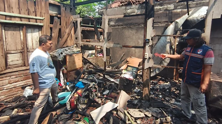 Dugaan Korsleting Listrik, Rumah Warga Sambungmacan Sragen Ludes Terbakar
