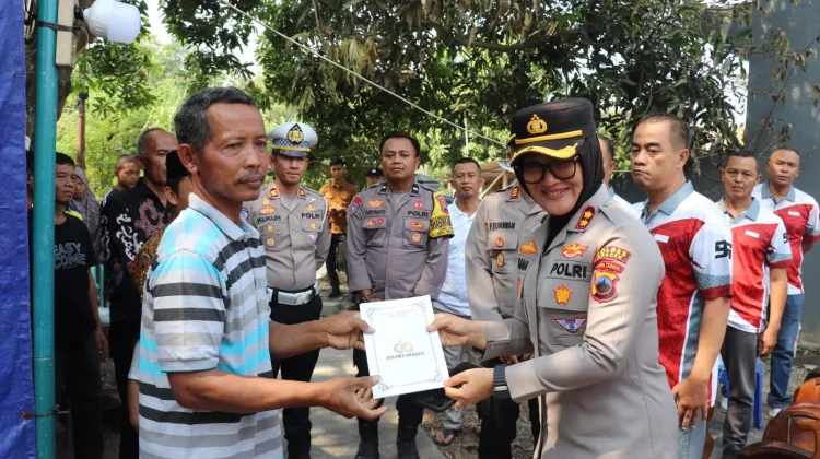 Polres Sragen dan Alumni Caba 95/96 Bantu Korban Kebakaran Sidoharjo