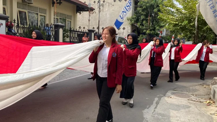Bentangkan Bendera 100 Meter, Unisri Surakarta Semarakkan HUT RI Ke-81