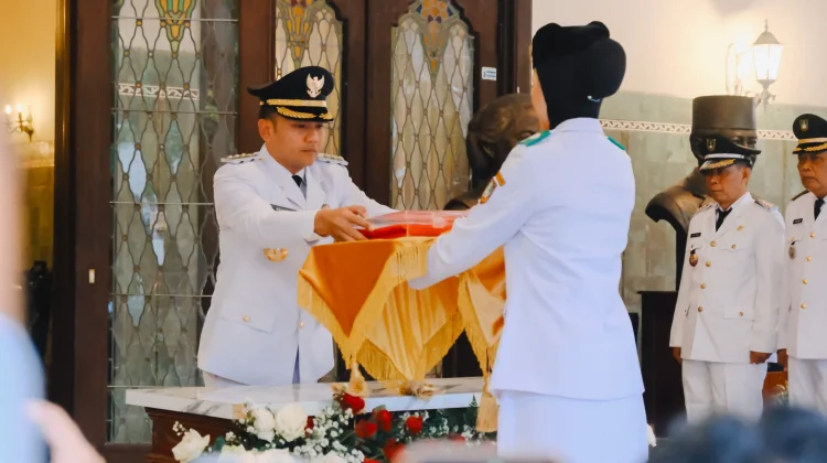 Respati Serahkan Duplikat Bendera Pusaka kepada Paskibraka Surakarta