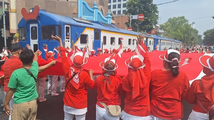 Lansia Solo Rayakan HUT ke-81 RI dengan Bentangkan Bendera Raksasa di Ngarsopuro