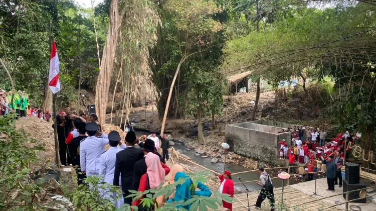 Warga Desa Cepokosawit Gelar Upacara HUT ke-81 Kemerdekaan RI di Tepi Sungai