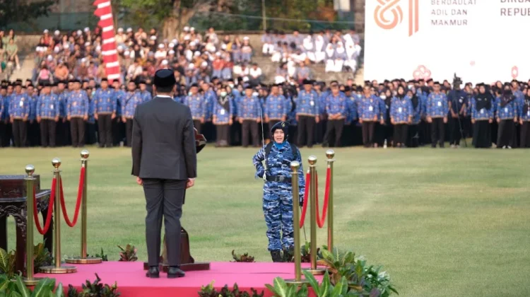 TNI Perempuan Tampil sebagai Komandan Upacara Penurunan Bendera di Sriwedari