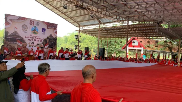 Pensiunan Pemkot Solo Bentangkan Merah Putih Raksasa di Taman Sunan Jogo Kali