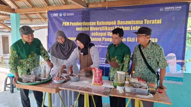 Tim Pengabdian UMS Latih Kelompok Dasawisma Teratai Diversifikasi Olahan Lele