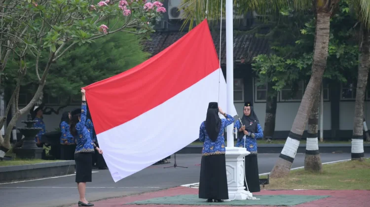 Pimpin Upacara HUT Ke-81 RI, Sekda Karanganyar Minta ASN Jaga Integritas