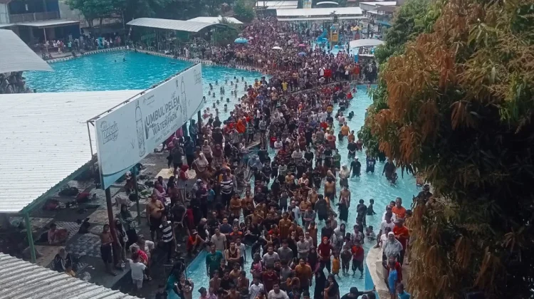 Ribuan Pengunjung Padati Umbul Pelem, Ada Tradisi Tebar Uang Meriahkan HUT RI