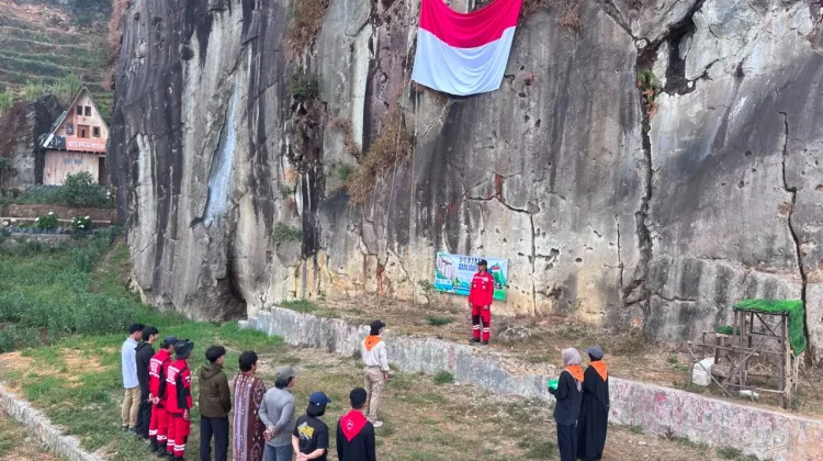 Semarak HUT Ke-81 RI, MALIMPA UMS Kibarkan Merah Putih di Tebing Watu Gribik Wonosobo