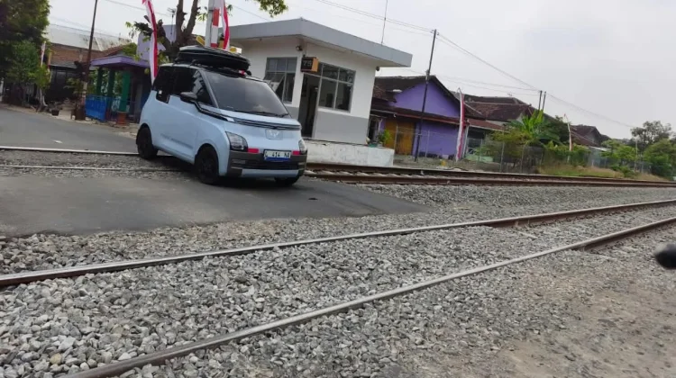 Rawan Lakalantas, Warga Desak Perbaikan Perlintasan KA Gambiran Sragen Diaspal