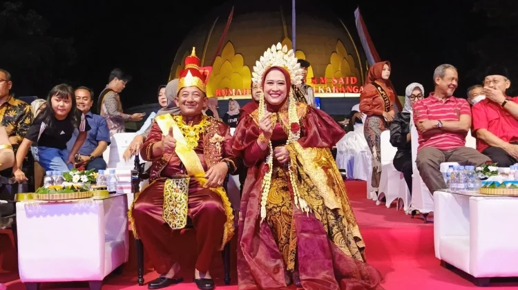 Kenakan Baju Raja Kutai, Bupati Karanganyar Tekankan Pesan Persatuan