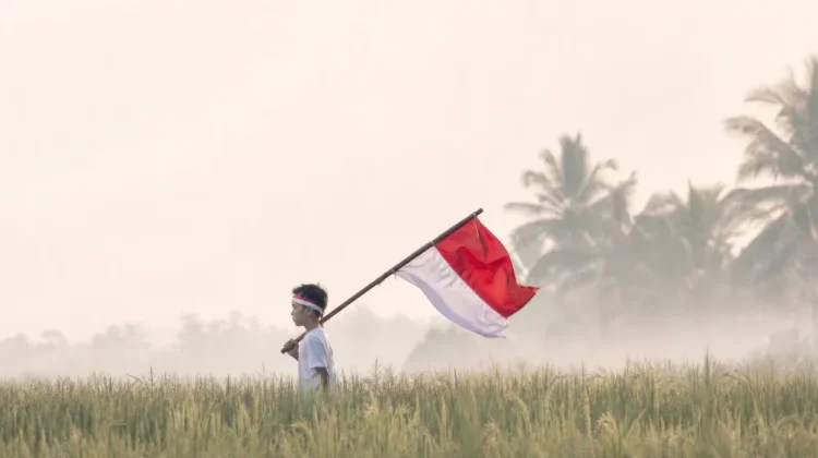 Dari Panjat Pinang hingga Tirakatan, Tradisi Agustusan Penuh Nilai Kehidupan