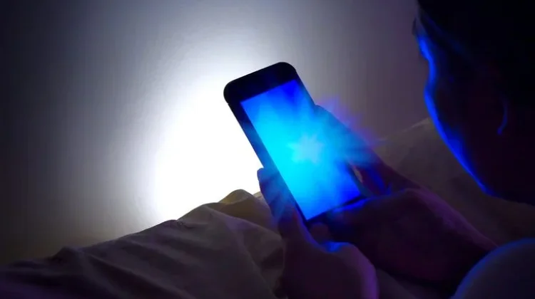 Mengapa Harus Hindari Cahaya Biru sebelum Tidur?