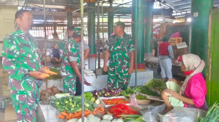 Pantau Harga Sembako, Babinsa Koramil Karangnongko Turun ke Pasar