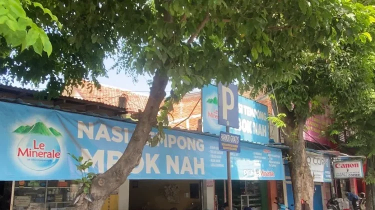 Menikmati Sensasi Pedas Menampar Nasi Tempong Mbok Nah, Kuliner Legendaris