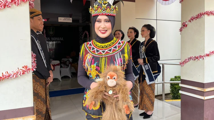 Wawali Astrid Widayani Berbusana Adat Dayak pada Pawai Pembangunan, Ini Pesannya