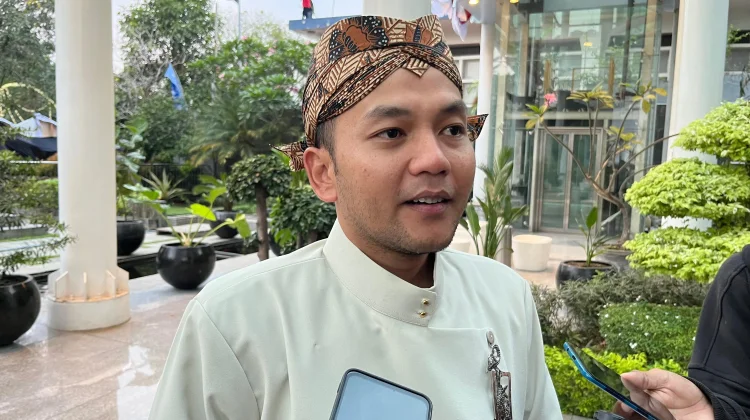 Berbusana Ki Demang pada Pawai Pembangunan, Respati Dorong Kesadaran Sampah