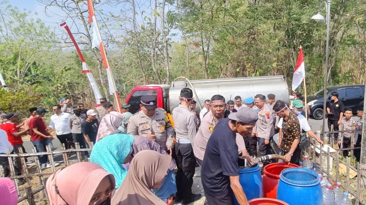 Polres Sukoharjo Salurkan 80 Ribu Liter Air Bersih dan Cek Sumur Bor di Bulu