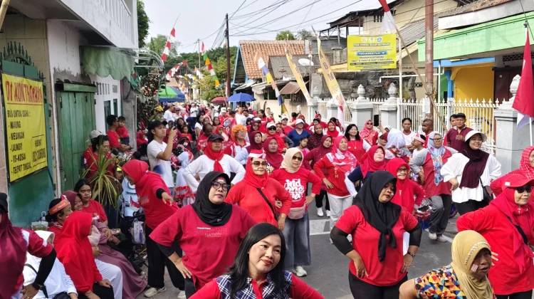 Semarak HUT Ke-81 Kemerdekaan RI, Warga RW 03 Nanasan Colomadu, Ikuti Jalan Santai