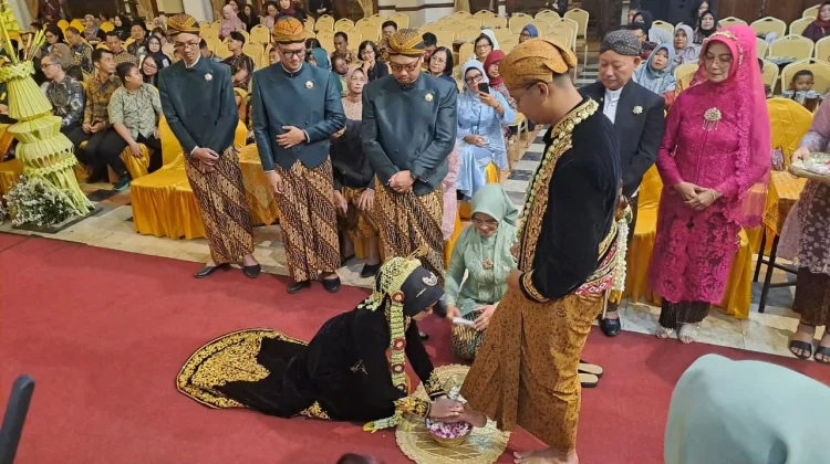 Makna Tradisi Midak Tigan dalam Perkawinan Adat Jawa
