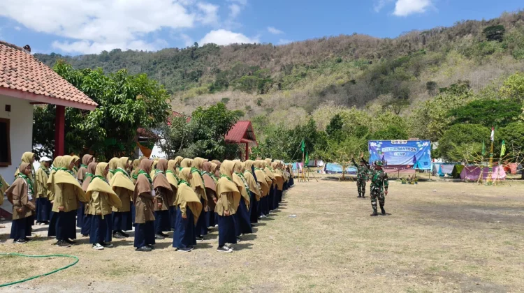 Perkuat Karakter Generasi Muda, Babinsa Klaten Latih PBB Santri