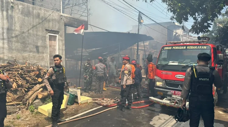 Polresta Surakarta Tangani Kebakaran Rumah Pengrajin Kursi Busa di Pajang Solo