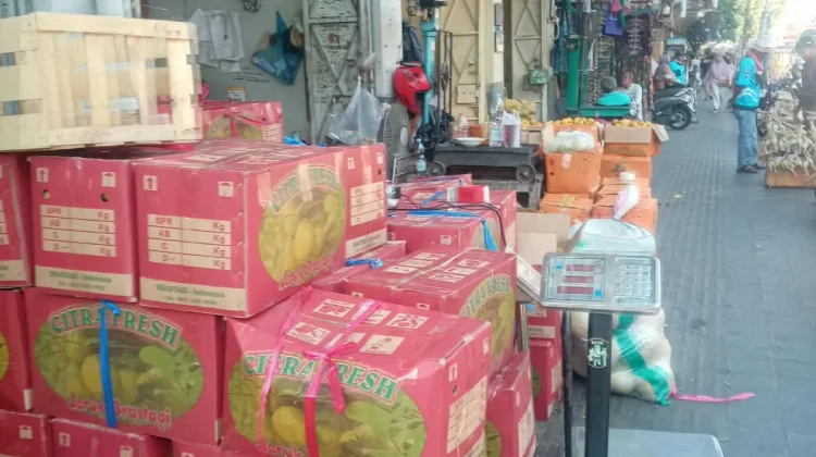 Pasar Gede Solo, Denyut Perdagangan Buah dari Berbagai Daerah