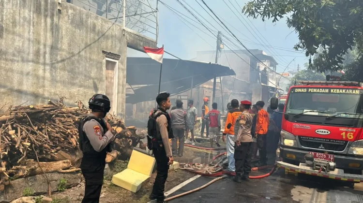 Kebakaran Hebat Melanda Bangunan Kos dan Pengrajin Sofa di Pajang