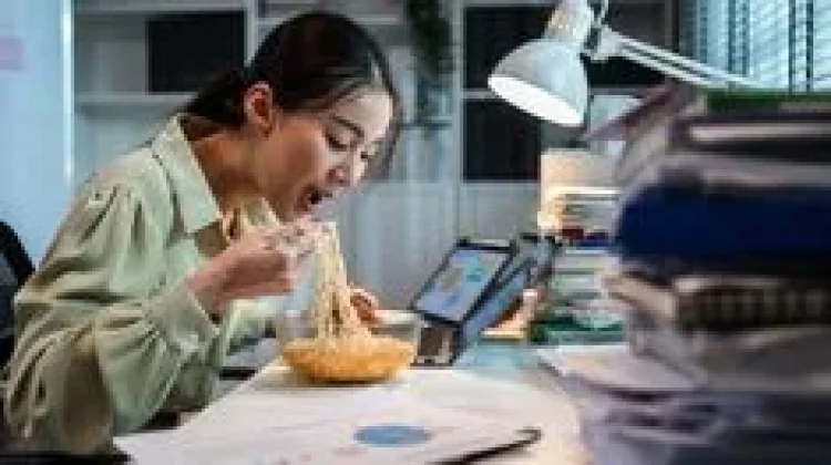 Mengapa Kita Sering Makan Bukan karena Lapar?